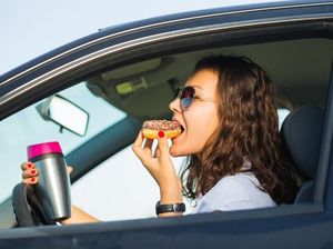 Kebiasaan Makan di Mobil Jadi Alasan Cerai Banyak Pasangan di Malaysia