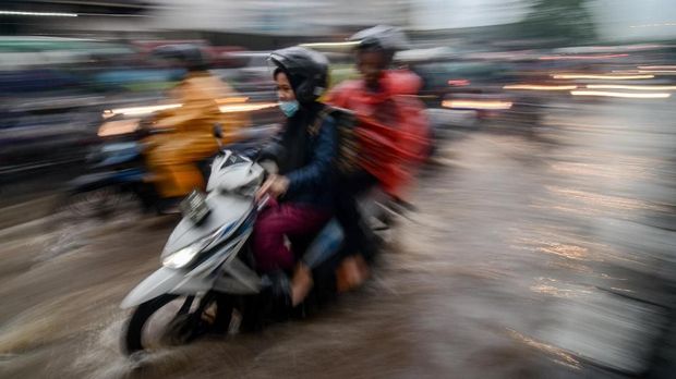Pengendara melintasi banjir di Jalan A.H Nasution, Bandung, Selasa (13/11).