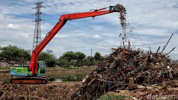 Pengerukan Endapan Sampah di Banjir Kanal Barat