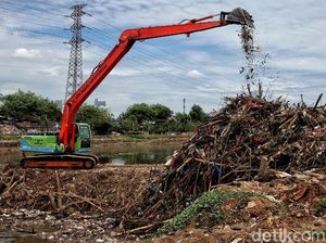 Pengerukan Endapan Sampah di Banjir Kanal Barat