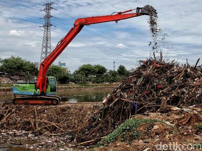 Pengerukan Endapan Sampah di Banjir Kanal Barat