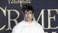 Foto: Gaya Nyentrik Ezra Miller, Bintang Fantastic Beast 2