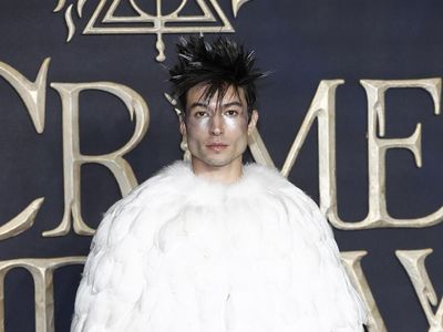 Foto: Gaya Nyentrik Ezra Miller, Bintang Fantastic Beast 2