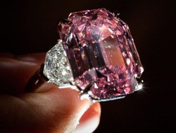 Berlian Pink Legacy 19 Karat Terjual Rp 737 Miliar di Balai Lelang