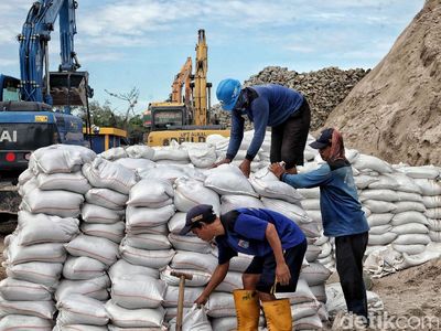 DKI Siapkan 11 Ribu Karung Pasir untuk Antisipasi Banjir