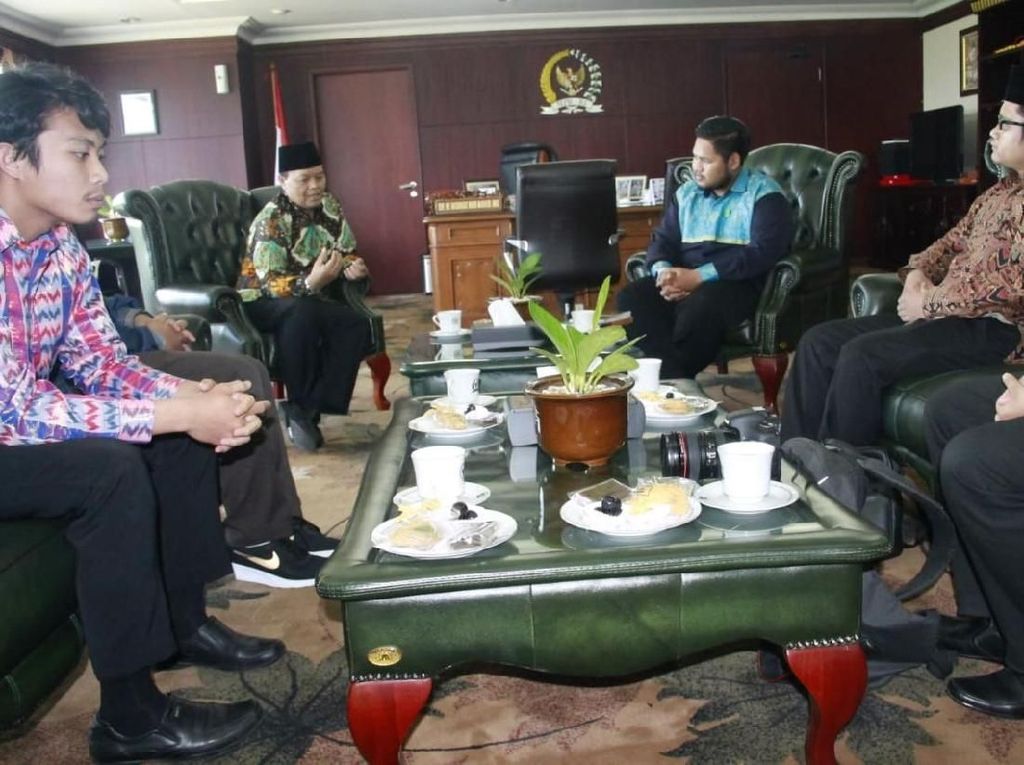 Menurut HNW, Ustaz Somad Jadi Contoh Ideal Alumni Timteng dan Afrika Menurut HNW, Ustaz Somad Jadi Contoh Ideal Alumni Timteng dan Afrika
