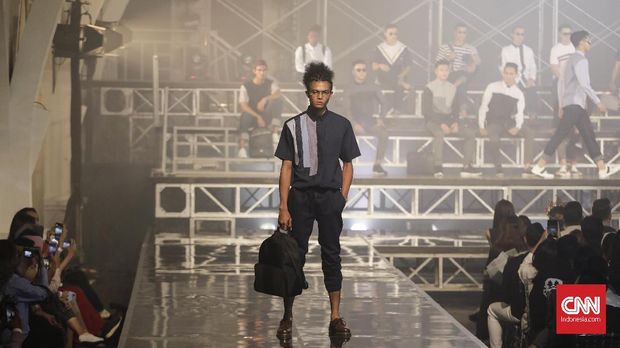 Model memeragakan koleksi lini busana pria 'Khalif' karya Ivan Gunawan.