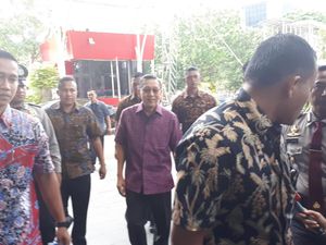 Gaya Tenang Boediono Dimintai Keterangan Kasus Century Gaya Tenang Boediono Dimintai Keterangan Kasus Century
