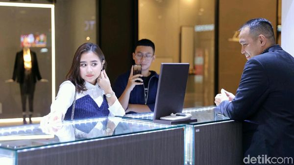 Prilly Latuconsina Beli Perhiasan Sendiri, Maxime ke Mana?