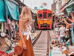 Traveler Ini Kena Semprot Setelah Foto di Depan Kereta Bergerak