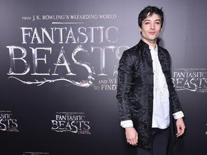 Duh! Ezra Miller Dituduh Tampung Ibu dan 3 Anak di Rumah Penuh Senjata Duh! Ezra Miller Dituduh Tampung Ibu dan 3 Anak di Rumah Penuh Senjata