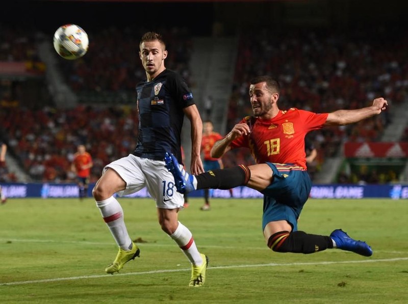 ELCHE, SPAIN - SEPTEMBER 11:  Jose Luis Gaya of Spain beats Marko Rog of Croatia during the UEFA Nations League A Group four match between Spain and Croatia at Estadio Manuel Martinez Valero on September 11, 2018 in Elche, Spain.  (Photo by Denis Doyle/Getty Images)