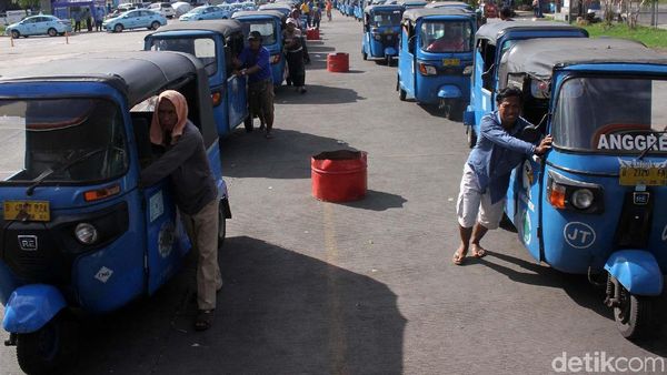 Mau Isi BBG, Sopir Bajaj Antre Panjang hingga 2 Jam