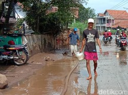 Banjir di Kabupaten Bandung Surut, Warga Bersihkan Lumpur