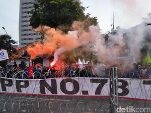 Aksi Buruh Tuntut Kejelasan UMK 2019, Nyalakan Flare dan Lempar Botol Aksi Buruh Tuntut Kejelasan UMK 2019, Nyalakan Flare dan Lempar Botol