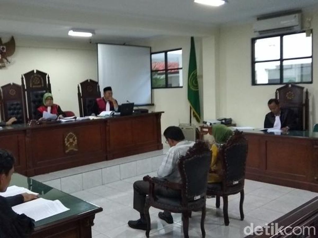 Tersangkut Politik Uang, 2 Caleg Golkar Dituntut 2 Bulan Penjara Tersangkut Politik Uang, 2 Caleg Golkar Dituntut 2 Bulan Penjara