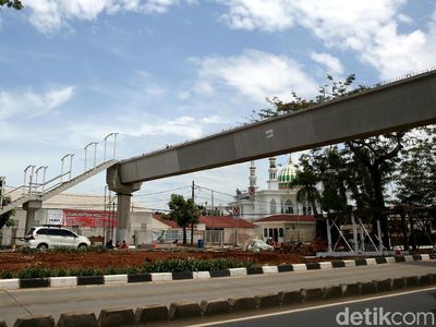 Melihat Proyek Pembangunan JPO Baru di Jakarta Timur