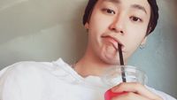 Berwajah Manis, Begini Aksi Sung Joo Terius Behind Me Saat Nikmati Minuman