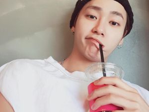 Berwajah Manis, Begini Aksi Sung Joo Terius Behind Me Saat Nikmati Minuman