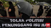 Jaringan Solidaritas Korban untuk Keadilan melakukan aksi Kamisan ke-562 di depan Istana Merdeka, Jakarta, Kamis, 15 November.