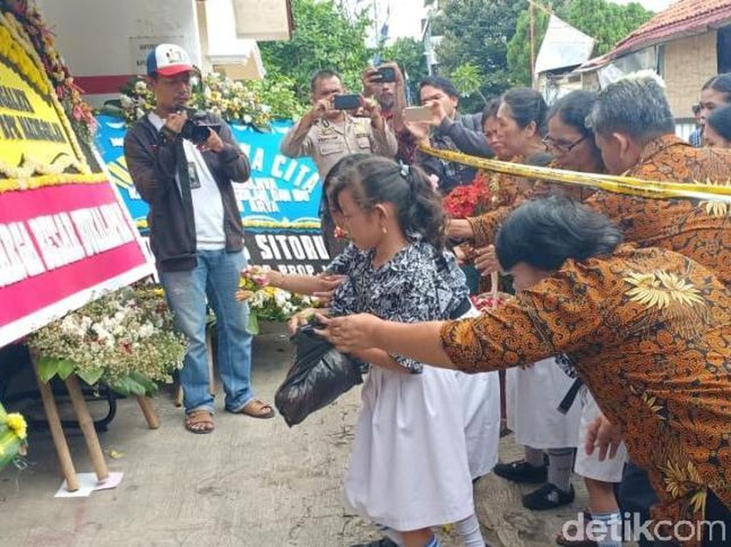 Teman Sekolah Arya-Sarah Tabur Bunga di Rumah Pembunuhan Satu Keluarga Teman Sekolah Arya-Sarah Tabur Bunga di Rumah Pembunuhan Satu Keluarga