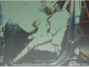 Bapak Ibu, Ingat Jangan Pangku Anak Sambil Nyetir, Bahaya!