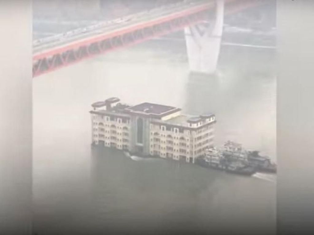 Viral Gedung 5 Tingkat Berlayar di Sungai Yangtze, Publik Heran