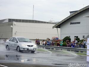 Ini Bukti Bahayanya Ban Botak, Ngerem Jadi Lebih Jauh