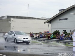 Bahayanya Aquaplaning, Setir Dibelokkan, Mobil Jalannya Tetap Lurus!