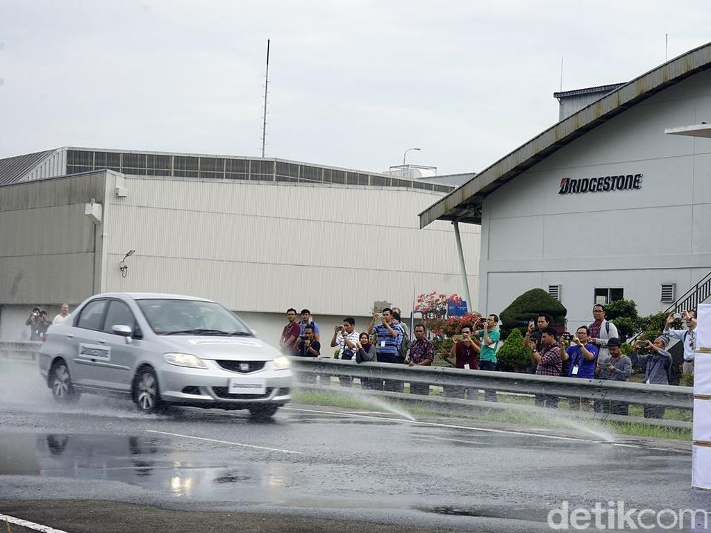 Ini Bukti Bahayanya Ban Botak, Ngerem Jadi Lebih Jauh Ini Bukti Bahayanya Ban Botak, Ngerem Jadi Lebih Jauh