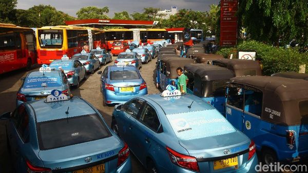 Penampakan Bajaj hingga Transjakarta Antre Panjang Isi BBG