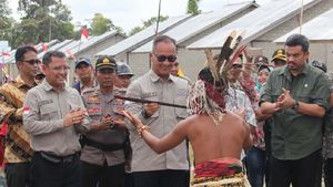 Momen Mensos Sambangi Komunitas Adat Terpencil di Kalbar