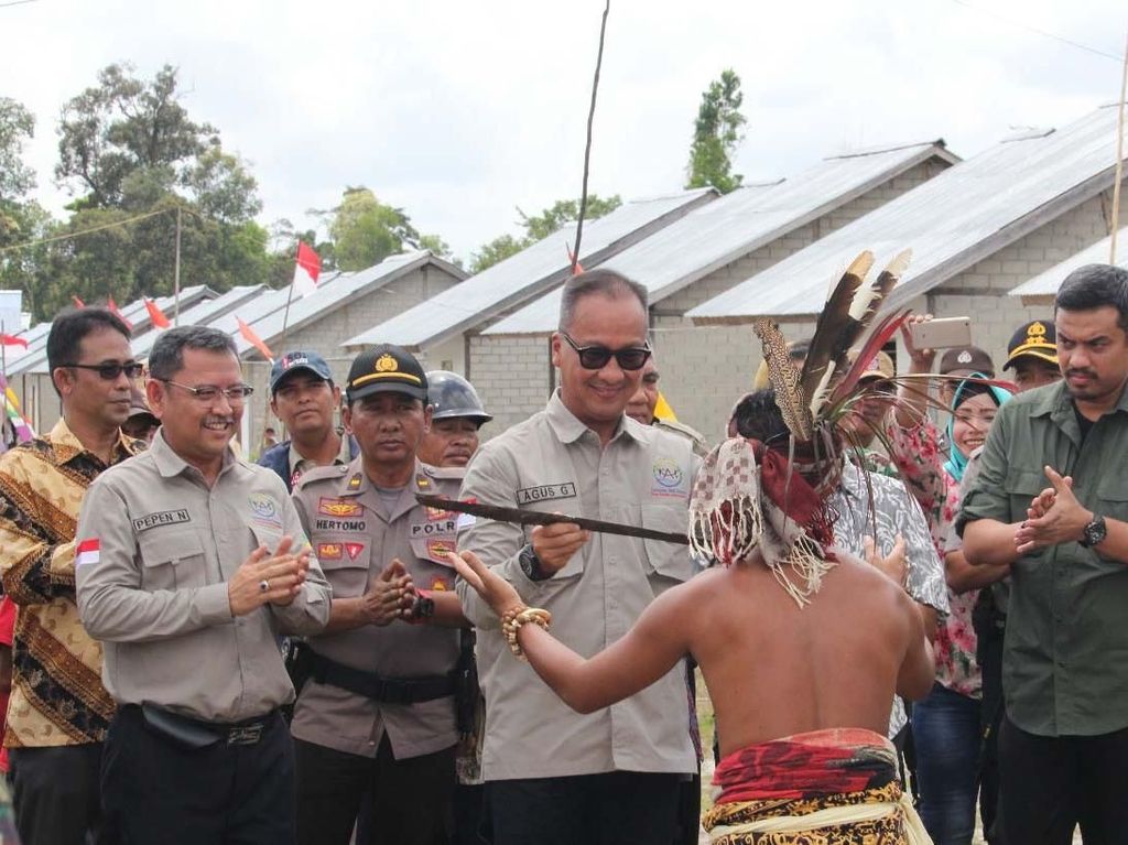 Momen Mensos Sambangi Komunitas Adat Terpencil di Kalbar Momen Mensos Sambangi Komunitas Adat Terpencil di Kalbar