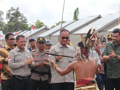 Momen Mensos Sambangi Komunitas Adat Terpencil di Kalbar