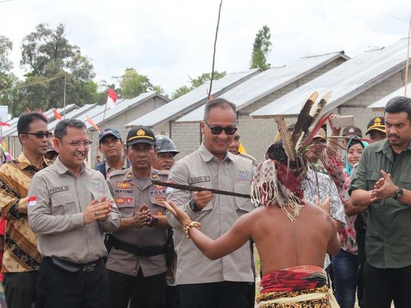Momen Mensos Sambangi Komunitas Adat Terpencil di Kalbar