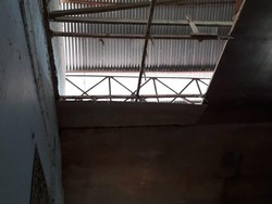 Diguncang Gempa, Atap Gudang Logistik KPUD Mamasa Runtuh