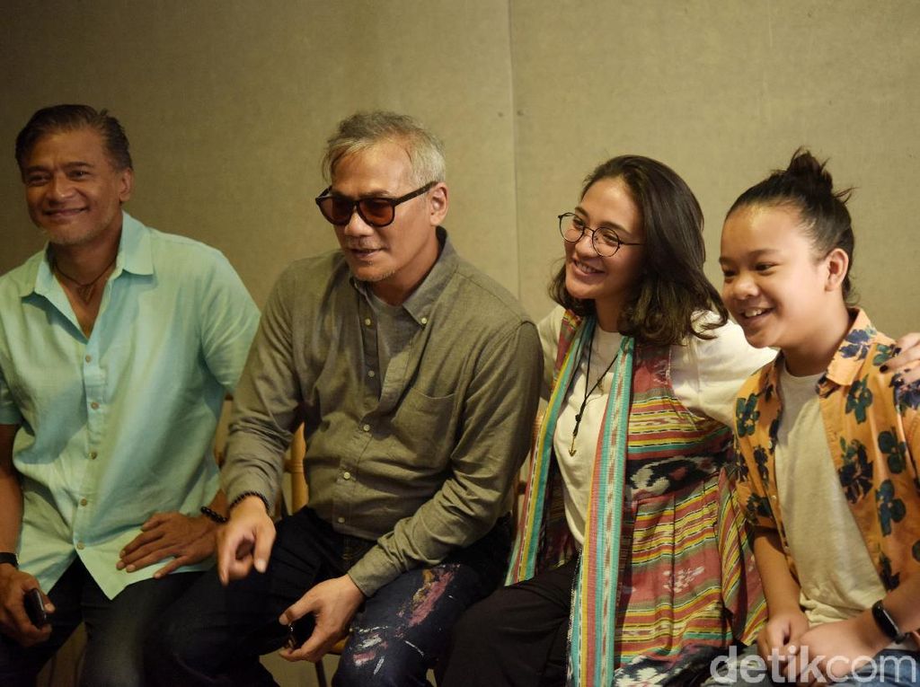 Kenang Mendiang Ibu, Tio Pakusadewo Gelar Pertunjukan Teater Kenang Mendiang Ibu, Tio Pakusadewo Gelar Pertunjukan Teater