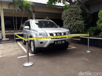 Penampakan Mobil Korban Pembunuhan Satu Keluarga di Bekasi
