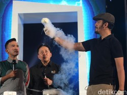 Aksi Molecular Gastronomy Chef Andrian Ishak di Panggung Innocreativation