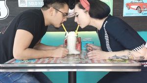 Klasik! Pose Cantik Claudia, Istri Derby Romero saat Minum Milkshake