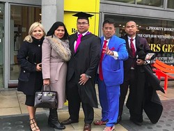 Tangis Haru dan Bangga Hotman Paris Hutapea saat Kelulusan Anaknya