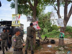 Melanggar Aturan, APK Caleg di Karawang Dibongkar