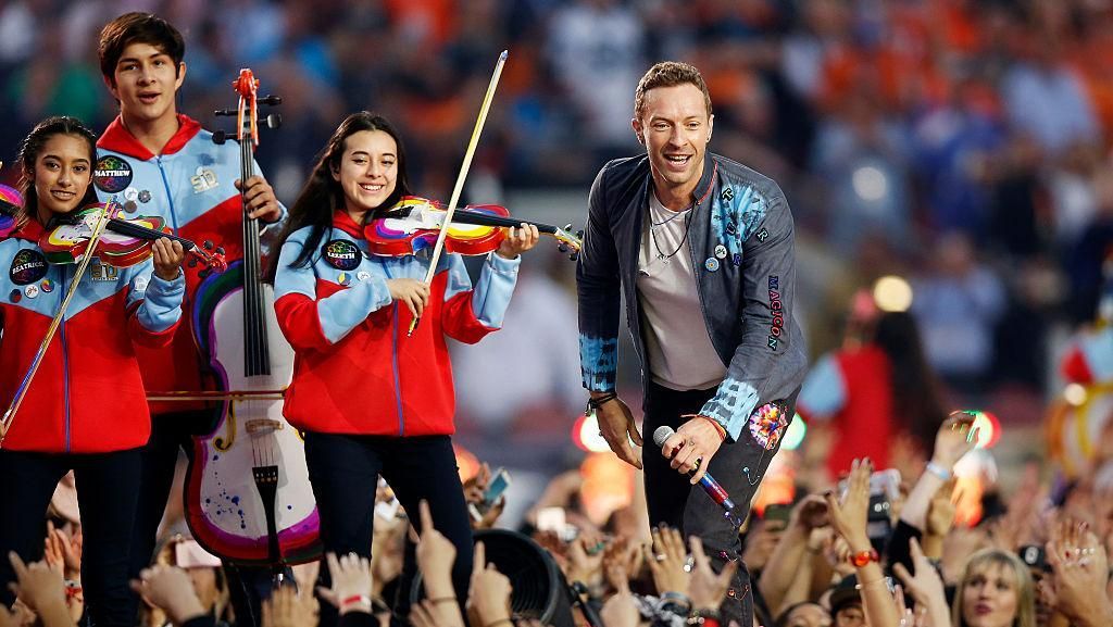 Momen Hangat Chris Martin Coldplay Main Musik Bareng Anak-anak