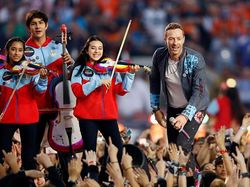 Momen Hangat Chris Martin Coldplay Main Musik Bareng Anak-anak