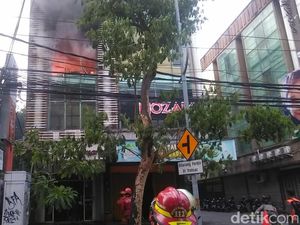 Butik di Jalan Kayoon Terbakar, Terdengar 5 Kali Ledakan