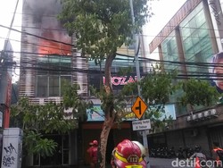 Butik di Jalan Kayoon Terbakar, Terdengar 5 Kali Ledakan