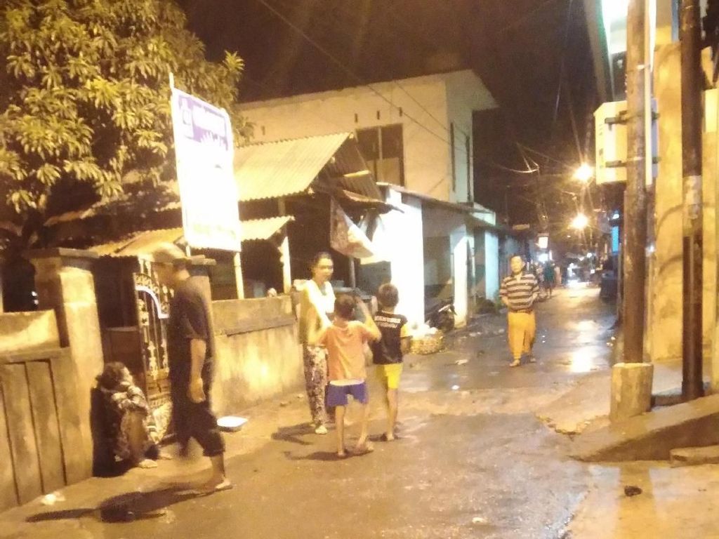 Gempa Bali, Warga di Lombok Berhamburan Keluar dari Rumah Gempa Bali, Warga di Lombok Berhamburan Keluar dari Rumah