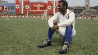 Pele bersama Sylvester Stallone membintangi flim Escape to Victory yang menceritakan perjuangan para narapidana untuk bebas dan harus menghadapi para sipir penjara dalam pertandingan sepakbola. (Istimewa)