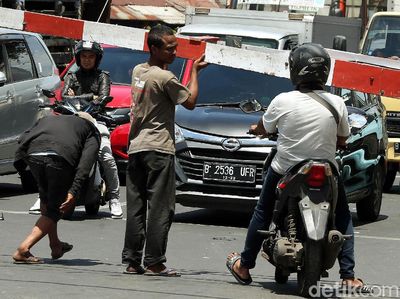 Jangan Ditiru! Pemotor Nekat Terobos Palang KA