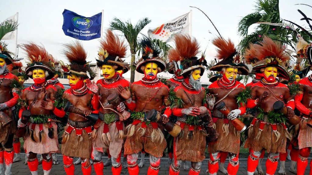 Tari Tradisional Papua Nugini Sambut Kedatangan Presiden China Tari Tradisional Papua Nugini Sambut Kedatangan Presiden China